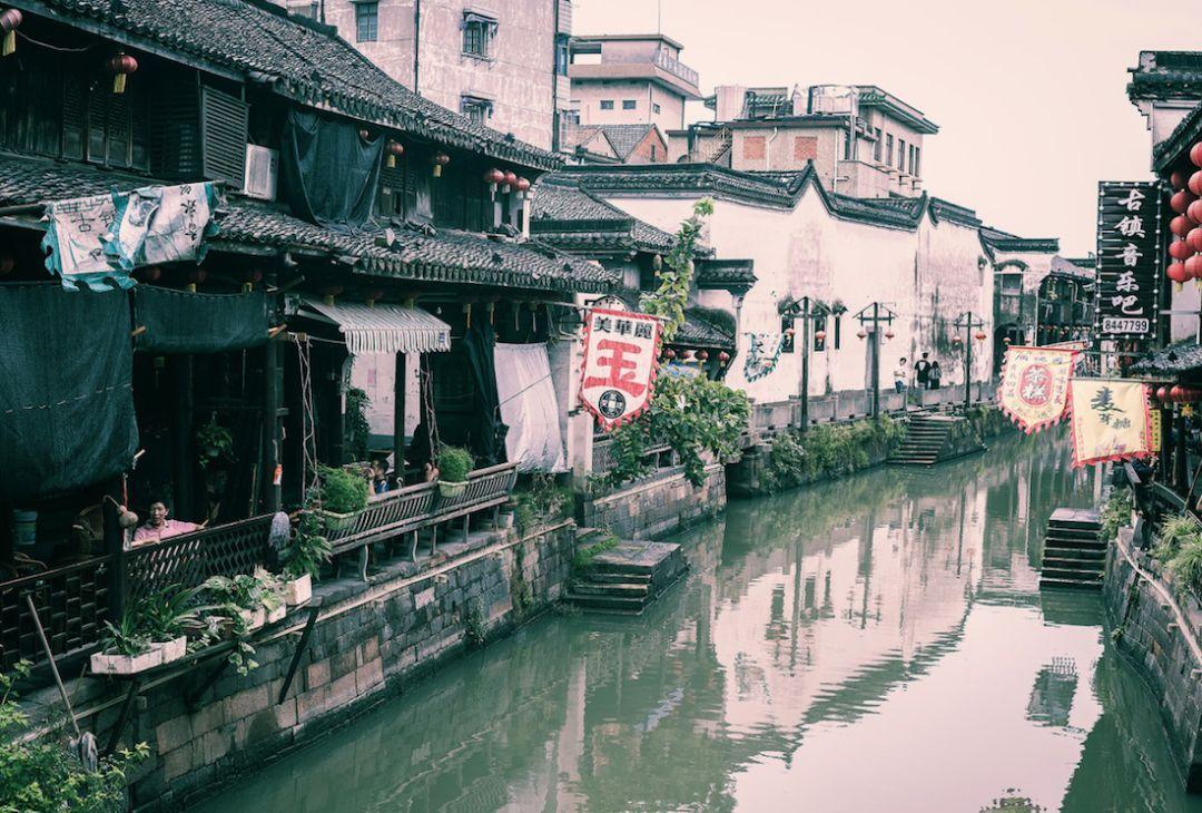 4岁哥哥照顾二胎妹妹，怕妹妹摔腿软了也不松手，妈妈看了太心疼
