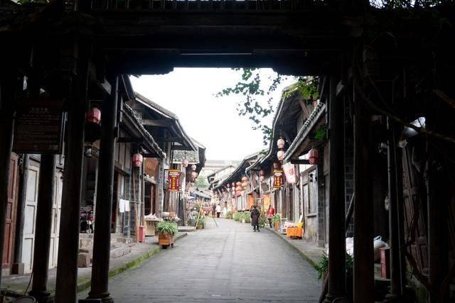蹦床公主何雯娜：19岁夺奥运冠军，和陈一冰拍婚纱照，现状如何？
